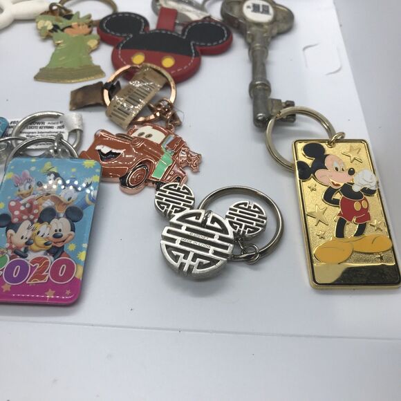 Mixed Lot of 10 Vintage Walt Disney World EPCOT Character Keychains Souvenir MGM - Picture 4 of 5